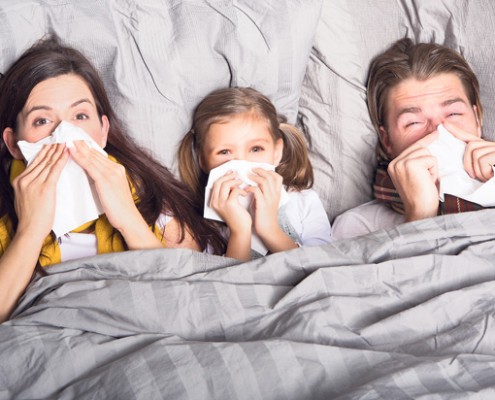 enfermos-resfriado-familia-en-cama
